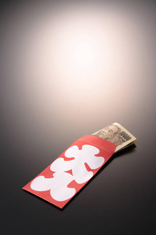 无人,竖图,俯视,室内,特写,白天,钱,静物,阴影,黑色背景,反射,日文,标志,钱币,文字,信封,影子,字符,标识,金融,摄影,影棚,经济,日元,流通,贸易,日语,货币,现金,硬币,彩图,高角度拍摄,影棚拍摄,拍摄,日圆