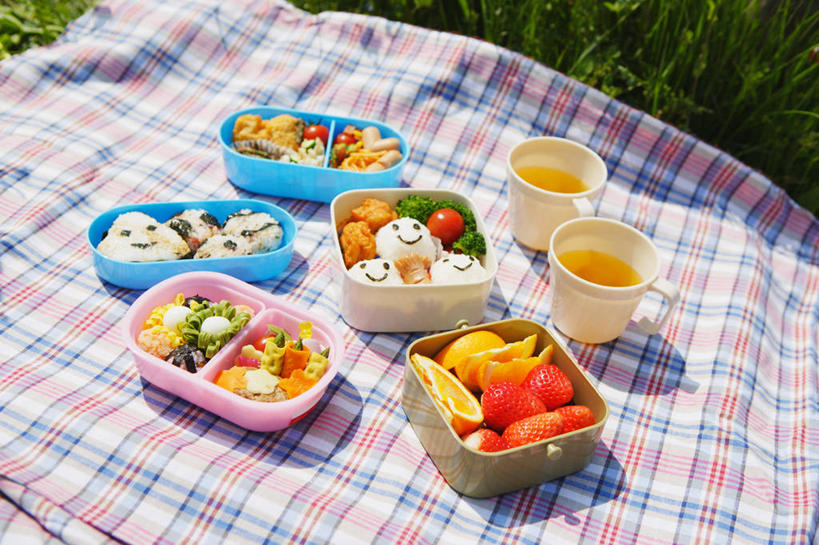 米饭,饭团,果汁,无人,横图,俯视,室外,特写,白天,烹饪,草地,草坪,植物,蔬菜,西红柿,杯子,阴影,新鲜,光线,影子,坐垫,塑料,生菜,莴苣,日本料理,橙汁,料理,食品,饮品,饭,菜肴,美食,盒子,草,食物,饮料,绿色,阳光,容器,塑料制品,纸制品,日式料理,日式,笑容,佳肴,有机食品,绿色食品,储藏,纸杯,五谷,笑脸,甜橙,储存,可口,一次性杯子,野餐垫,野餐地毯,多功能毯,春菜,鹅仔菜,莴仔菜,千金菜,叶用莴苣,笑貌,适口,橙子,橙,洋柿子,柑仔蜜,番茄,臭柿,彩图,高角度拍摄,鹄壳,黄橙,黄果,金橙,金环,金球,糖橙,六月柿,贮存,喜报三元