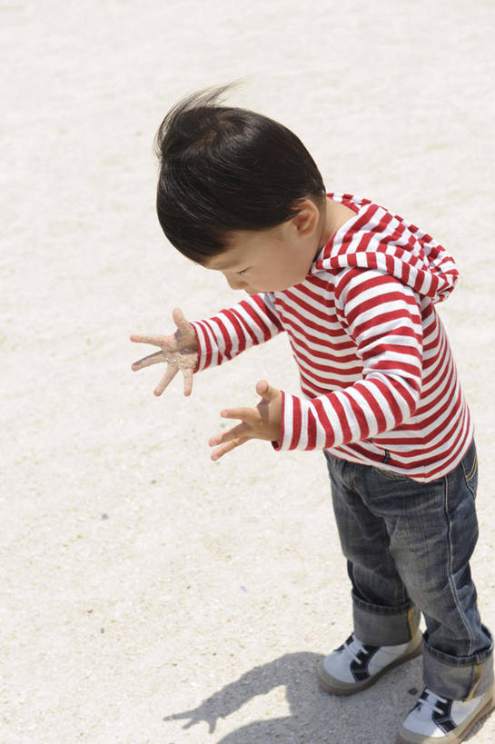 东方人,儿童,一个人,站,竖图,俯视,室外,白天,纯洁,沙滩,贝壳,亚洲,仅一个男性,仅一个人,阴影,服装,光线,沙子,影子,海岸,沙地,注视,休闲装,黄种人,小孩,衣服,阳光,低头,观察,看,站着,仅一个小孩,休闲,休闲服,可爱,童年,童趣,服饰,观看,察看,张开五指,关注,童真,烂漫,无邪,垂头,天真,男孩,男人,男性,亚洲人,孩子,贝类外壳,海螺壳,软体动物外壳,海滩,站立,彩图,高角度拍摄,全身,五指张开,男生