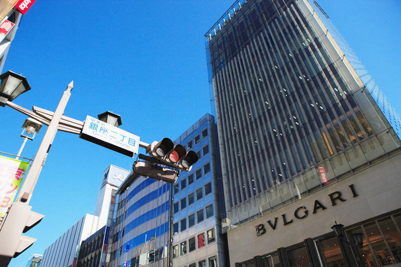 无人,高楼大厦,商店,横图,室外,白天,仰视,购物,度假,安全,消费,美景,城市风光,超市,城市,大厦,建筑,摩天大楼,商场,东京,日本,亚洲,阴影,光线,英文,标志,文字,影子,字符,字母,景观,红绿灯,信号灯,交通,中央区,娱乐,标识,建设,蓝色,蓝天,天空,阳光,天,享受,休闲,银座,景色,放松,警示,金融,百货,晴朗,英文字母,提示,流通,选购,贸易,百货公司,东亚,交通信号灯,本州,万里无云,行人信号灯,关东地方,本州岛,日本国,东京都,血拼,晴空,晴空万里,彩图,低角度拍摄,大楼,高层建筑,高楼,购物商场,购物中心,摩天楼,商业中心