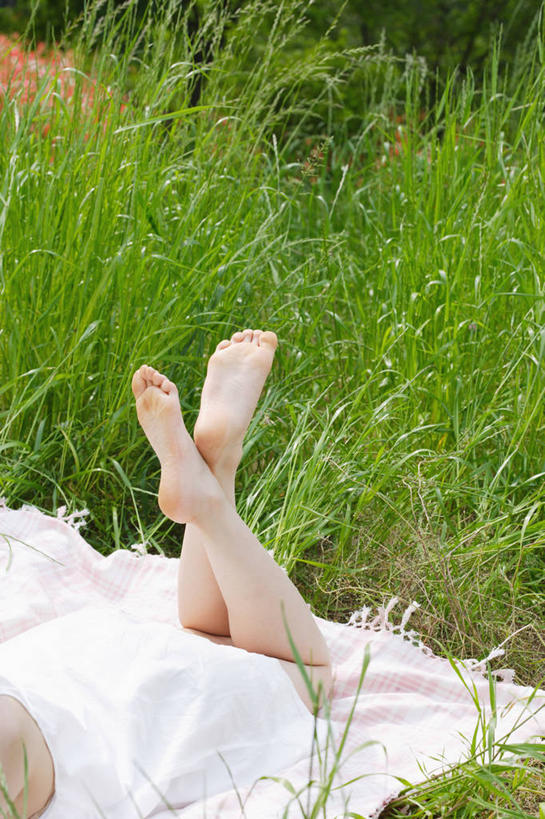 东方人,腿部,脚,脚趾,脚趾甲,腿,一个人,竖图,俯视,室外,白天,裙子,草地,草坪,植物,亚洲,仅一个年轻女性,仅一个女性,仅一个人,连衣裙,坐垫,抬腿,黄种人,光脚,草,绿色,趴着,赤脚,野餐垫,野餐地毯,多功能毯,年轻女性,女人,女性,亚洲人,脚指甲,趴,半身,彩图,高角度拍摄