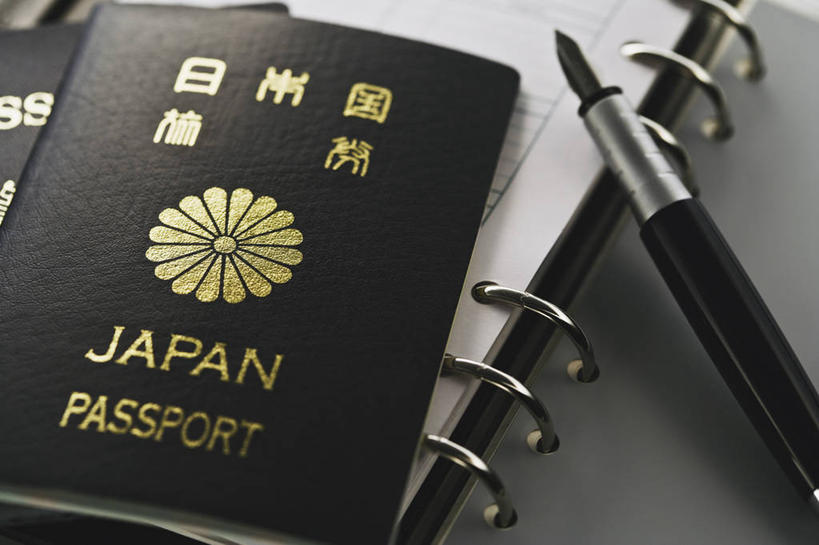 无人,横图,俯视,室内,特写,白天,白色背景,桌子,静物,一本,阴影,反射,英文,笔,标志,文字,影子,字符,字母,办公用品,钢笔,记事本,标识,书桌,文具,本子,笔记本,课桌,学习用品,摄影,影棚,英文字母,护照,文具用品,证明,一支,通行,身份,彩图,高角度拍摄,影棚拍摄,拍摄