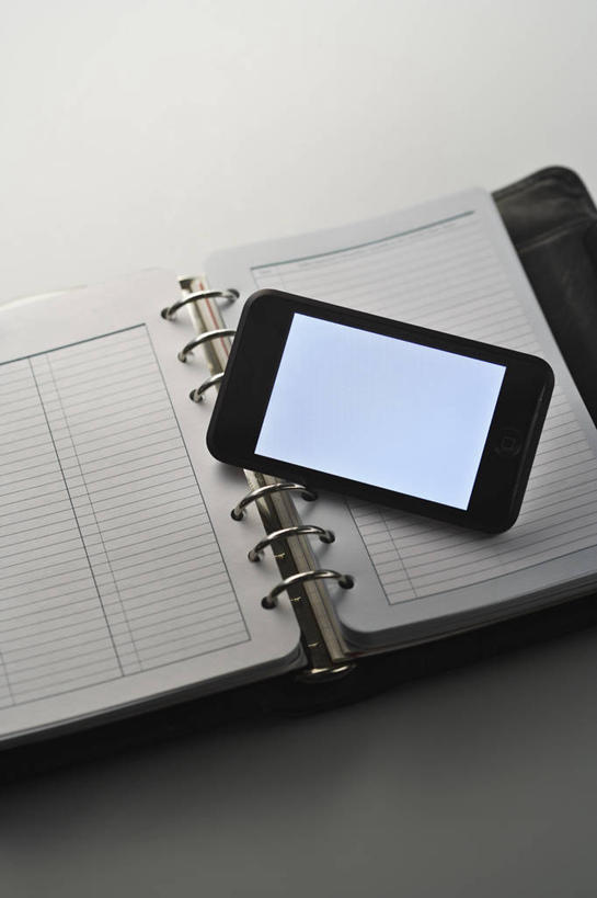 无人,打电话,竖图,俯视,室内,特写,白天,白色背景,桌子,静物,电话,手机,一本,阴影,反射,影子,记事本,通讯设备,书桌,本子,笔记本,课桌,打开,翻开,摄影,影棚,智能手机,一部,掀开,交流,沟通,通话,彩图,高角度拍摄,影棚拍摄,拍摄