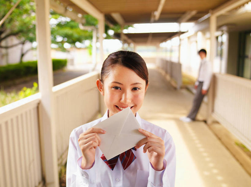 东方人,两个人,伙伴,朋友,学校,教学楼,栏杆,站,笑,微笑,露齿笑,横图,室外,白天,正面,衬衫,制服,爱情,友谊,植物,道路,路,亚洲,握,阴影,服装,朦胧,模糊,传递,光线,信息,领结,影子,围栏,小路,交通,浪漫,联系,注视,黄种人,校园,护栏,树,树木,绿色,阳光,自然,观察,看,靠,靠着,站着,教室,同学,校服,联络,握着,通信,生长,成长,观看,察看,校友,关注,情书,学生服,同窗,学友,友情,男人,男性,年轻男性,年轻女性,女人,女性,亚洲人,站立,半身,彩图,衬衣,教学大楼,日本校服