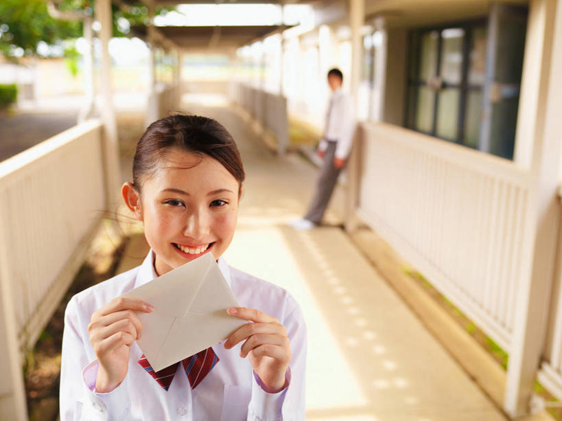 东方人,两个人,伙伴,朋友,学校,教学楼,栏杆,站,笑,微笑,露齿笑,横图,室外,白天,正面,衬衫,制服,爱情,友谊,植物,道路,路,亚洲,握,阴影,服装,朦胧,模糊,传递,光线,信息,领结,影子,围栏,小路,交通,浪漫,联系,注视,黄种人,校园,护栏,树,树木,绿色,阳光,自然,观察,看,靠,靠着,站着,教室,同学,校服,联络,握着,通信,生长,成长,观看,察看,校友,关注,情书,学生服,同窗,学友,友情,男人,男性,年轻男性,年轻女性,女人,女性,亚洲人,站立,半身,彩图,衬衣,教学大楼,日本校服