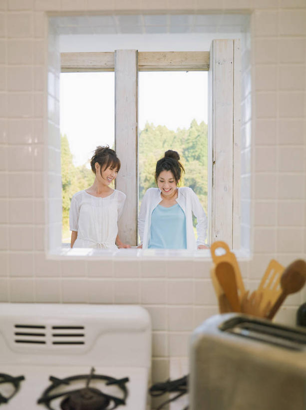 东方人,两个人,伙伴,朋友,站,笑,微笑,竖图,室内,白天,正面,友谊,厨房,亚洲,阴影,服装,反射,电器,影子,墙,注视,休闲装,黄种人,面包机,饮食,墙壁,墙面,衣服,白色,低头,观察,看,站着,休闲,休闲服,服饰,观看,察看,家电,家用电器,关注,烘培,友情,年轻女性,女人,女性,亚洲人,站立,半身,彩图,烘烤,灶间,小家电