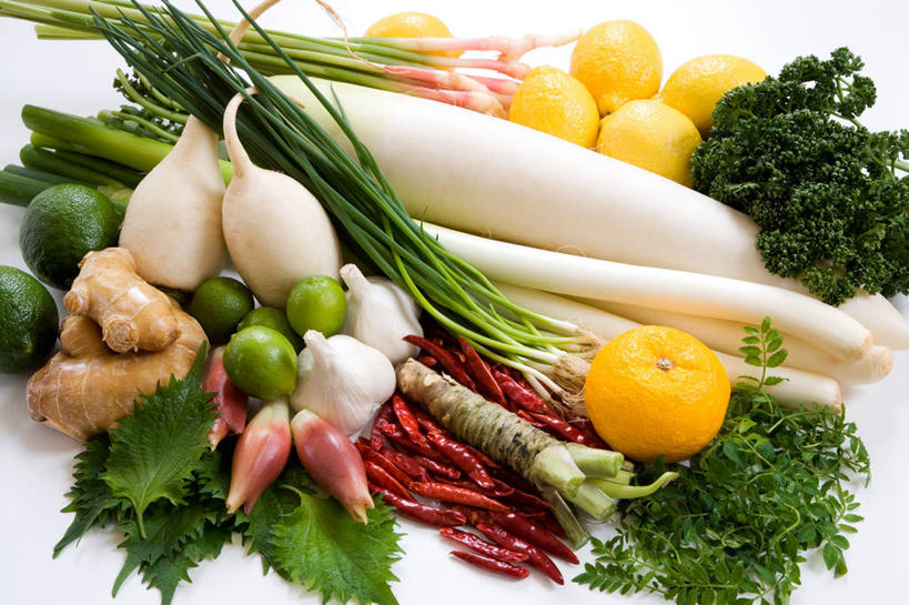 芥末,无人,横图,俯视,室内,特写,白天,白色背景,植物,柑橘,萝卜,白萝卜,芦笋,蔬菜,蒜,水果,一堆,许多,堆叠,堆积,新鲜,葱,生食,食品,果实,草药,药草,很多,蒜头,蔬果,中药,食物,绿色,自然,摄影,有机食品,绿色食品,影棚,生长,成长,堆,细香葱,香葱,药材,中草药,山葵,中药材,本草,泽山葵,溪山葵,芥子末,山嵛菜,芥辣粉,哇沙比,辣根,胡蒜,枸橼子,香橼,拘橼,柑桔,橘子,桔子,猪尾巴,药鸡豆子,石刁柏,蚂蚁杆,龙须菜,狼尾巴根,莱菔,大蒜,彩图,高角度拍摄,影棚拍摄,拍摄,大红蜜橘,大红袍,红橘,黄橘,宽皮橘