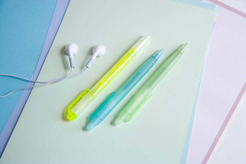 无人,横图,俯视,室内,特写,白天,快乐,满意,幸福,静物,阴影,反射,笔,影子,纸,办公用品,音响,圆珠笔,纸张,音乐,娱乐,文具,一个,耳机,学习用品,享受,休闲,放松,单个,文具用品,三支,舒适,享乐,画纸,彩图,高角度拍摄,铅画纸,素描纸
