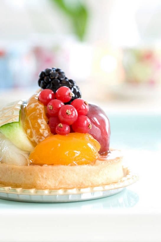 面食,无人,竖图,俯视,室内,特写,白天,烹饪,西餐,餐桌,桌子,浆果,黑莓,葡萄,水果,许多,阴影,朦胧,模糊,新鲜,反射,影子,生食,料理,食品,面点,果实,很多,菜肴,美食,食物,红色,西式,佳肴,有机食品,绿色食品,餐台,派,树莓,红醋栗,露莓,水果挞,山葫芦,蒲桃,醋栗,草龙珠,彩图,高角度拍摄,红茶藨子,红加仑