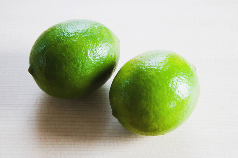 无人,横图,俯视,室内,特写,白天,餐桌,桌子,水果,阴影,新鲜,反射,影子,生食,食品,果实,食物,两个,绿色,有机食品,绿色食品,餐台,酸橙,代代,橙子,橙,彩图,高角度拍摄