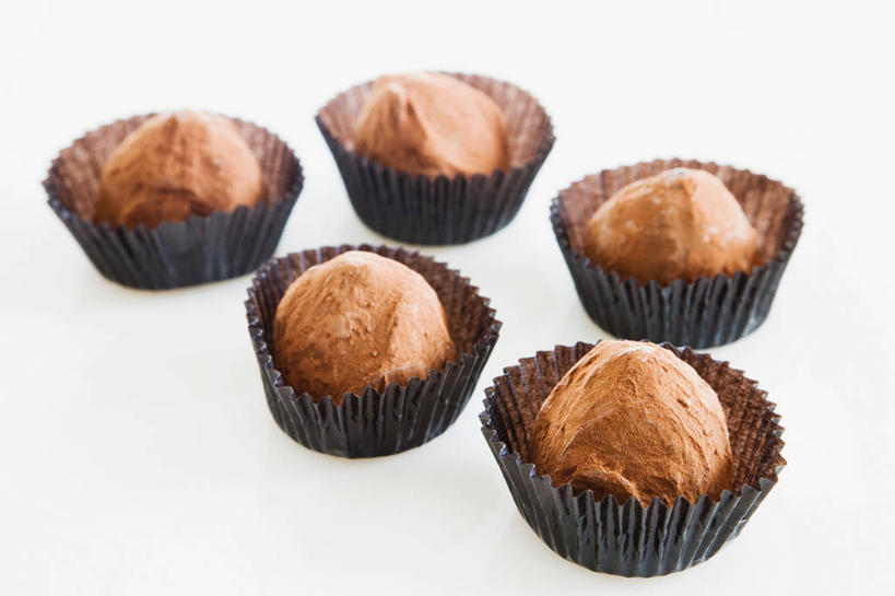 无人,横图,室内,特写,白天,白色背景,正面,五个,许多,食品,糖,糖果,甜点,甜品,松露巧克力,食物,甜食,巧克力,摄影,影棚,朱古力,纸托,蛋糕托,蛋糕托纸,蛋糕纸托,彩图,影棚拍摄,拍摄