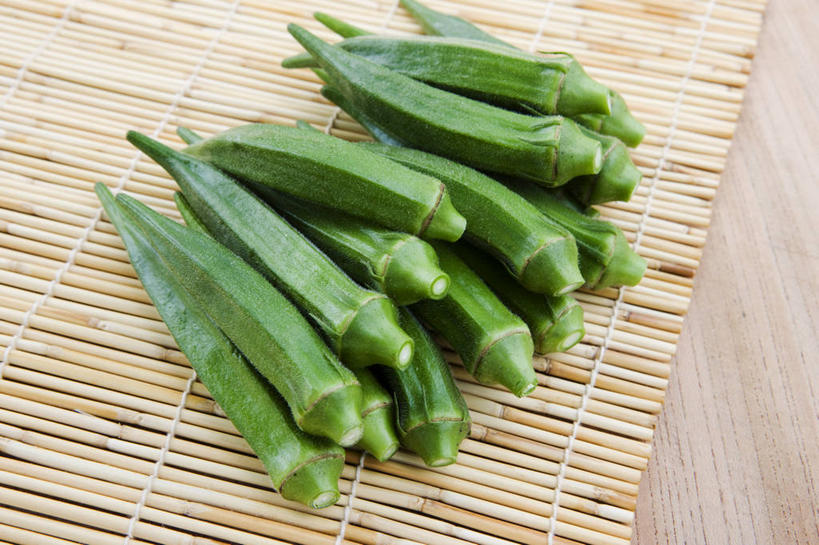 无人,横图,俯视,室内,特写,白天,桌面,桌子,蔬菜,一堆,许多,阴影,堆叠,堆积,竹制,新鲜,反射,木制,影子,木桌,秋葵,食品,很多,食物,木制品,垫子,有机食品,绿色食品,堆,竹制品,毛茄,羊角豆,黄秋葵,咖啡黄葵,彩图,高角度拍摄,羊角菜,木桌子