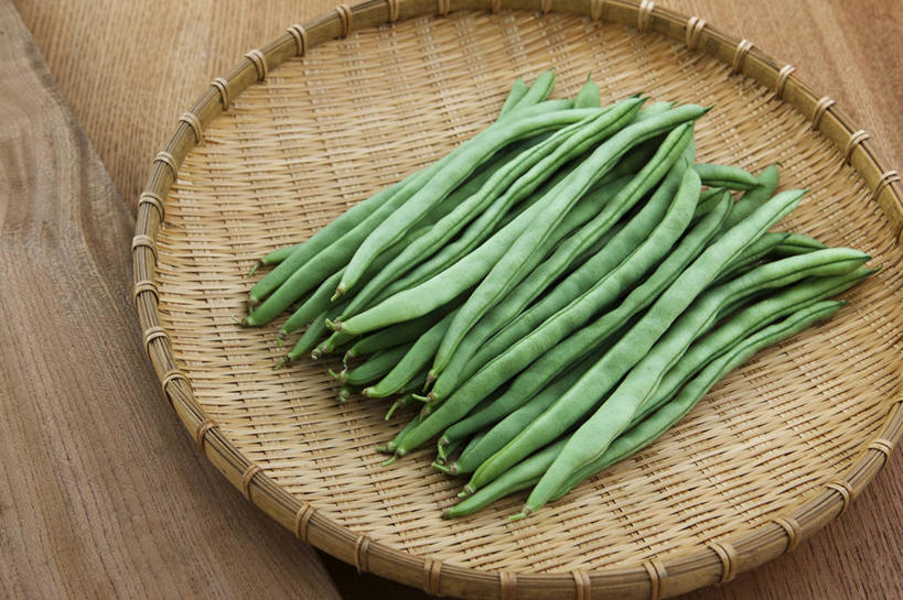 无人,交叉,横图,俯视,室内,特写,白天,桌面,桌子,竹子,蔬菜,一堆,许多,阴影,堆叠,堆积,竹制,新鲜,编织,反射,木制,篮子,影子,木桌,秋葵,食品,很多,食物,一个,木制品,竹篮,有机食品,绿色食品,单个,竹条,堆,交织,竹制品,毛茄,羊角豆,黄秋葵,咖啡黄葵,穿插,彩图,高角度拍摄,羊角菜,木桌子