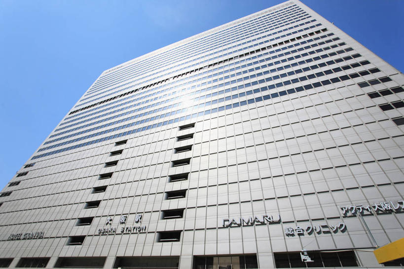 无人,高楼大厦,横图,室外,白天,仰视,度假,办公楼,美景,城市风光,城市,大厦,建筑,摩天大楼,写字楼,车站,日本,亚洲,阴影,光线,日文,标志,文字,影子,字符,景观,站台,娱乐,标识,月台,蓝色,蓝天,天空,阳光,楼宇,天,享受,休闲,商务楼,景色,放松,大阪,晴朗,东亚,本州,万里无云,大阪府,本州岛,日本国,近畿地方,近畿,日语,梅田,北区,晴空,晴空万里,彩图,低角度拍摄,大楼,高层建筑,高楼,摩天楼