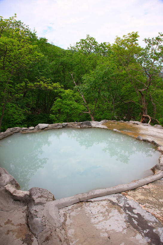 无人,竖图,俯视,室外,白天,旅游,度假,石头,美景,树林,温泉,植物,雾,北海道,日本,亚洲,阴影,沸腾,光线,蒸汽,石子,影子,景观,水蒸气,雾气,娱乐,树,树木,蓝色,绿色,蓝天,天空,阳光,自然,天,享受,休闲,温暖,景色,放松,泉水,生长,温和,晴朗,成长,气体,自然风光,东亚,万里无云,日本国,蒸发,北海道地方,北海道岛,根室支厅,罗臼町,目梨郡,地热,石块,晴空,晴空万里,彩图,高角度拍摄,罗臼温泉,道东