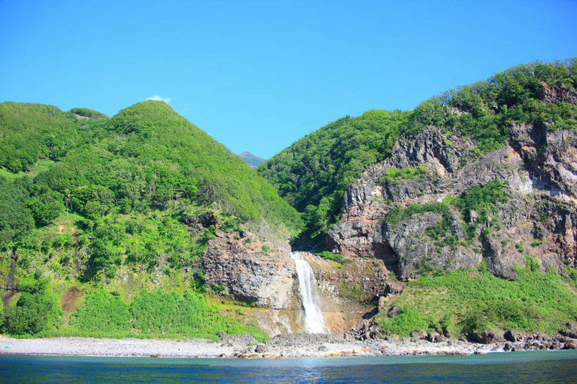 无人,横图,室外,白天,正面,旅游,度假,草地,草坪,海浪,海洋,石头,美景,山,山脉,植物,北海道,日本,亚洲,阴影,光线,石子,影子,景观,浪花,山峰,山峦,娱乐,草,蓝色,绿色,蓝天,天空,阳光,自然,海水,群山,天,享受,休闲,景色,放松,晴朗,自然风光,海景,东亚,万里无云,日本国,北海道地方,北海道岛,大海,风浪,海,海水的波动,近岸浪,石块,涌浪,晴空,晴空万里,彩图,鄂霍次克综合振兴局,斜里郡,斜里町,知床岬,道东,网走支厅