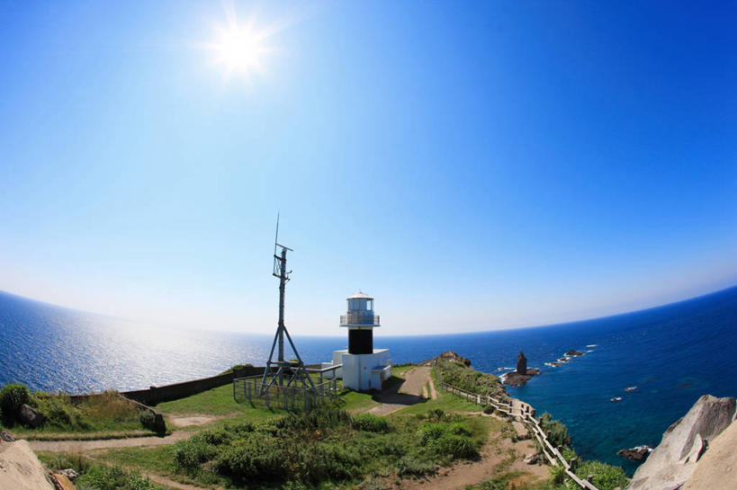 无人,横图,室外,白天,正面,广角镜头,鱼眼镜头,旅游,度假,草地,草坪,海浪,海洋,美景,植物,道路,阴影,电力,光线,信息,电线,电线杆,线,影子,景观,浪花,水平线,辽阔,灯塔,电能,交通,海平线,线路,方向,娱乐,草,蓝色,绿色,蓝天,天空,阳光,自然,海水,天,享受,休闲,广阔,景色,放松,晴朗,引导,指引,电,一望无际,电源,自然风光,能量,海景,万里无云,航标,无边无际,一马平川,大海,风浪,海,海水的波动,近岸浪,涌浪,晴空,晴空万里,彩图,镜头光晕,透镜闪耀,眩光,水天相接,水天一线,导航