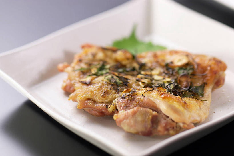 无人,横图,俯视,室内,特写,白天,烹饪,叶子,阴影,灰色背景,朦胧,模糊,反射,影子,陶瓷,鸡肉,面,肉,日本料理,料理,食品,绿叶,陶瓷制品,菜肴,美食,肉类,食物,一个,容器,碗,日式料理,日式,嫩叶,摄影,佳肴,影棚,单个,储藏,储存,烧鸡,肉食,照烧,叶,叶片,彩图,高角度拍摄,影棚拍摄,拍摄,照烧鸡,贮存