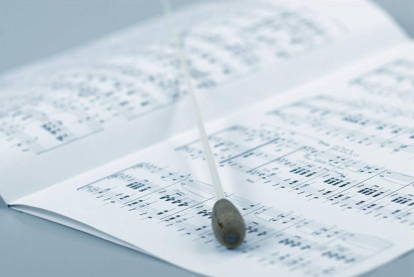 无人,横图,俯视,室内,特写,白天,静物,书籍,一本,阴影,灰色背景,朦胧,模糊,反射,棒子,影子,乐谱,五线谱,指挥棒,音乐,指挥,一个,打开,摄影,影棚,单个,节奏,节拍,开启,音符,符头,符干,符尾,乐章,彩图,高角度拍摄,影棚拍摄,拍摄,短小,棍棒