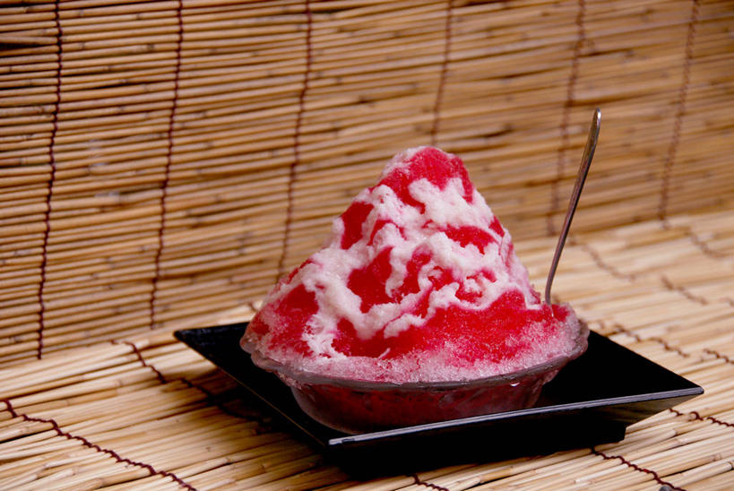 无人,横图,俯视,室内,特写,白天,餐桌,桌子,餐具,一把,阴影,反射,碟子,盘,影子,勺子,冰,清凉,冷冻,红色,盘子,调羹,碟,汤匙,冷饮,舒服,寒冷,刨冰,冷藏,餐台,沙冰,解暑,解渴,舒爽,消暑,保鲜,彩图,高角度拍摄