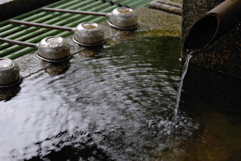 无人,横图,俯视,室内,特写,白天,水,一排,阴影,飞溅,日本文化,整齐,溅,反射,液体,影子,勺子,庭院,水滴,院子,茶道,文化,水珠,排列,调羹,汤匙,园林,茶艺,环境,队列,喷洒,东亚文化,礼法,修行,彩图,高角度拍摄,茶庭,露地,茶文化