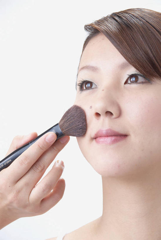 东方人,脸,头,脸颊,手,头发,两个人,竖图,室内,特写,白天,白色背景,正面,化妆,美容,吊带,亚洲,护肤,握,阴影,服装,反射,影子,棕色,拿,拿着,注视,吊带衫,黄种人,肩膀,衣服,彩妆,化妆刷,刷子,观察,看,保养,享受,休闲,手部,放松,握着,保健,摄影,服饰,影棚,腮红刷,观看,单手,盘发,察看,美容工具,衣着,穿着,关注,化妆师,养颜,彩妆刷,化妆工具,衣饰,胭脂刷,年轻女性,女人,女性,亚洲人,头部,脸部,脸蛋,面部,半身,彩图,影棚拍摄,拍摄,演员造型设计人员