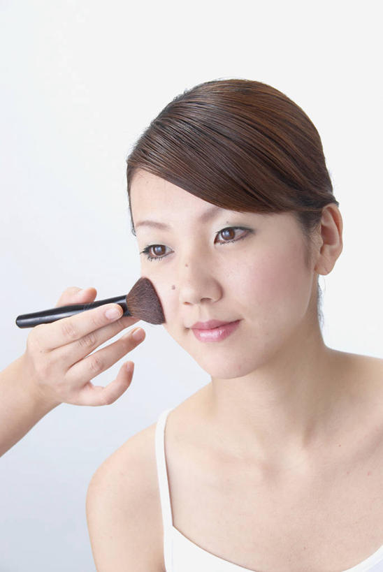 东方人,脸,头,脸颊,手,头发,两个人,竖图,室内,特写,白天,白色背景,正面,化妆,美容,吊带,亚洲,护肤,握,阴影,服装,反射,影子,棕色,拿,拿着,注视,吊带衫,黄种人,肩膀,衣服,彩妆,化妆刷,刷子,观察,看,保养,享受,休闲,手部,放松,握着,保健,摄影,服饰,影棚,腮红刷,观看,单手,盘发,察看,美容工具,衣着,穿着,关注,化妆师,养颜,彩妆刷,化妆工具,衣饰,胭脂刷,年轻女性,女人,女性,亚洲人,头部,脸部,脸蛋,面部,半身,彩图,影棚拍摄,拍摄,演员造型设计人员