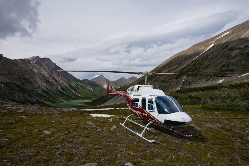 无人,横图,室外,白天,正面,旅游,度假,草地,草坪,美景,山,山脉,植物,飞机,加拿大,阴影,光线,影子,景观,山峰,云,云朵,山峦,云彩,娱乐,航空,草,蓝色,绿色,白云,蓝天,天空,阳光,自然,交通工具,群山,天,享受,休闲,景色,放松,一架,晴朗,直升机,直升飞机,北美,北美洲,自然风光,载具,美洲,阿尔伯塔省,阿尔伯塔,北亚美利加洲,亚美利加洲,艾伯塔,艾伯塔省,亚伯达,晴空,彩图,阿省,艾省,亚伯达省,亚省