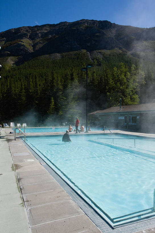 无人,竖图,室外,白天,正面,旅游,度假,美景,山,山脉,温泉,雾,加拿大,阴影,沸腾,光线,蒸汽,影子,景观,山峰,山峦,水蒸气,雾气,娱乐,蓝色,蓝天,天空,阳光,自然,群山,天,享受,休闲,温暖,景色,放松,泉水,温和,晴朗,气体,北美,北美洲,自然风光,美洲,阿尔伯塔省,万里无云,阿尔伯塔,蒸发,北亚美利加洲,亚美利加洲,艾伯塔,艾伯塔省,地热,亚伯达,晴空,晴空万里,彩图,阿省,艾省,亚伯达省,亚省