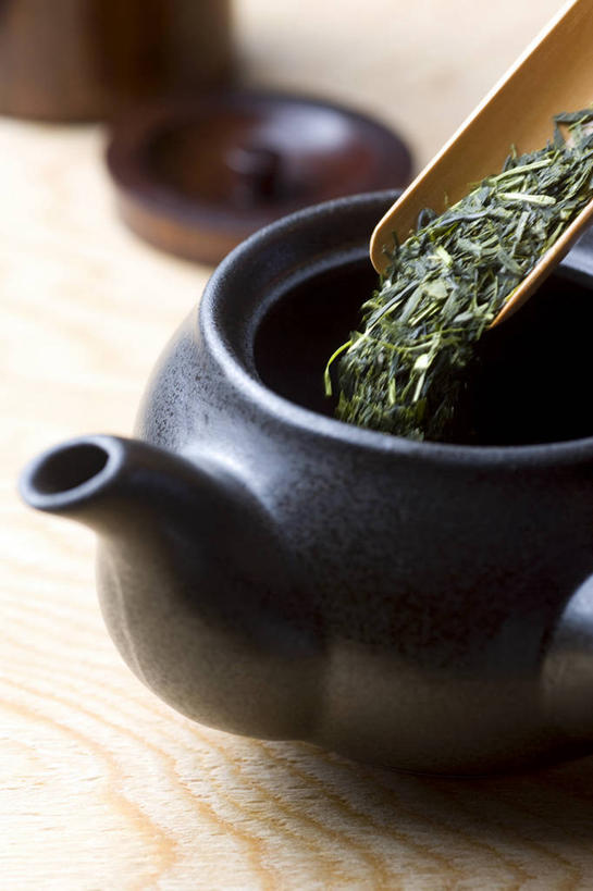 无人,竖图,俯视,室内,特写,白天,幸福,餐桌,茶,桌子,阴影,朦胧,模糊,反射,壶,影子,勺子,绿茶,茶叶,茶勺,娱乐,水壶,一个,茶壶,容器,享受,休闲,温馨,放松,乐趣,单个,餐台,提神,舒适,下降,醒脑,降落,降低,下跌,下落,彩图,高角度拍摄,不发酵茶,苦茗