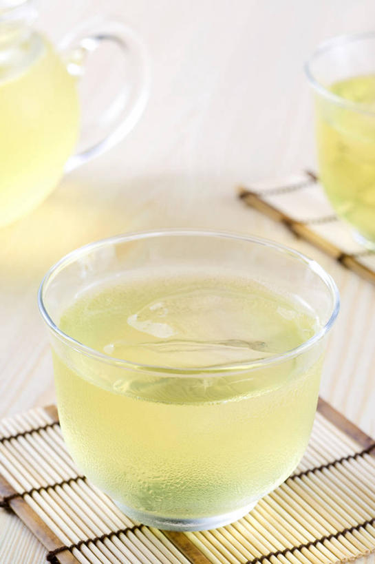 无人,竖图,俯视,室内,特写,白天,幸福,餐桌,茶,桌子,杯子,阴影,朦胧,模糊,反射,影子,绿茶,茶叶,杯垫,娱乐,玻璃制品,三个,水杯,垫子,享受,休闲,温馨,放松,乐趣,餐台,提神,舒适,醒脑,玻璃杯,彩图,高角度拍摄,不发酵茶,苦茗