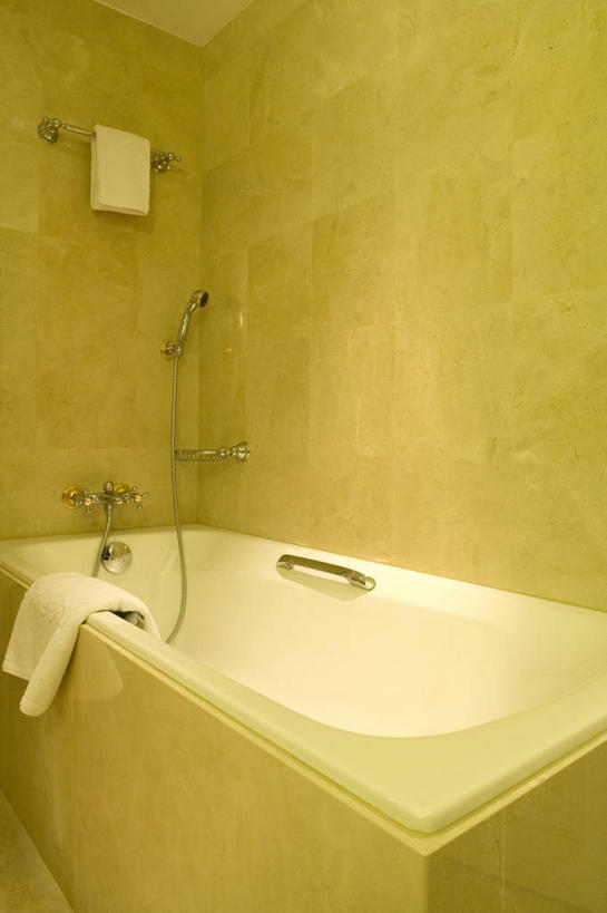 无人,家,竖图,室内,白天,正面,别墅,家具,卫生间,洗手间,浴室,装修,建筑,金属制品,欧式,阴影,装饰,反射,金属,纺织物,影子,浴巾,房屋,墙,屋子,公寓,豪华,建设,现代,装潢,洋房,楼房,墙壁,墙面,住宅,花洒,莲蓬头,白色,毛巾,室内装潢,浴缸,清洁,保暖,样板房,明亮,舒适,家居装潢,房屋设计,地中海风格,古典风格,简约风格,卫浴设备,室内设计,宽敞,透气,防水,喷雾头,样板房装潢,毛巾杆,储水,耐磨,吸水,水管装置,杆子,设计,厕所,淋浴房,彩图,冲凉房,房子,沐浴间,沐浴室