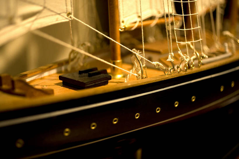 无人,横图,室内,特写,白天,正面,游戏,船,静物,玩具,阴影,朦胧,模糊,反射,影子,玩,娱乐,一个,绳子,交通工具,休闲,益智,摄影,影棚,单个,活动,绳索,发泄,消遣,智力,载具,宣泄,玩耍,嬉戏,彩图,影棚拍摄,拍摄,玩具船