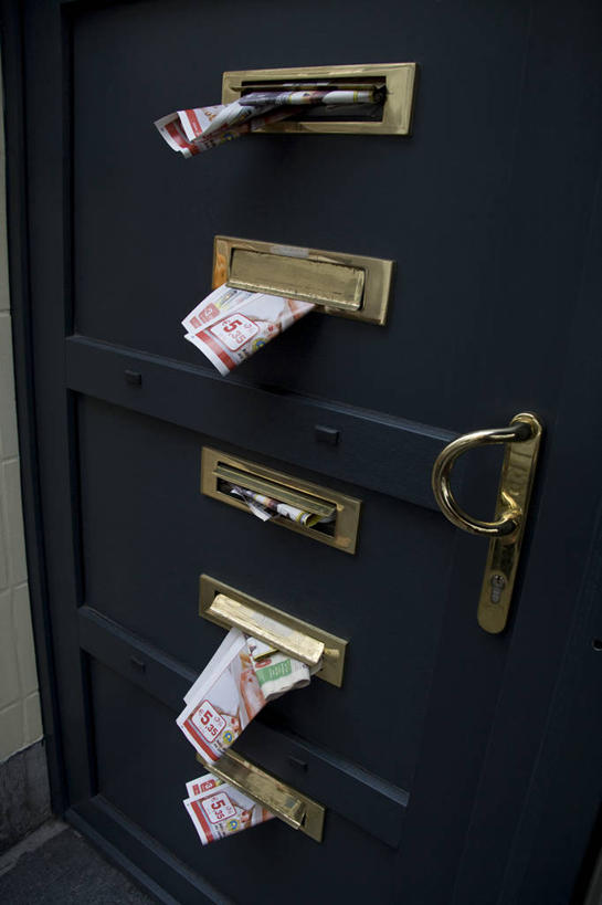 无人,竖图,室内,特写,白天,正面,科技,静物,阴影,反射,传递,网络,信息,标志,符号,数字,文字,影子,邮件,联系,标识,邮筒,邮箱,联络,邮递,通信,创意,邮政,彩图