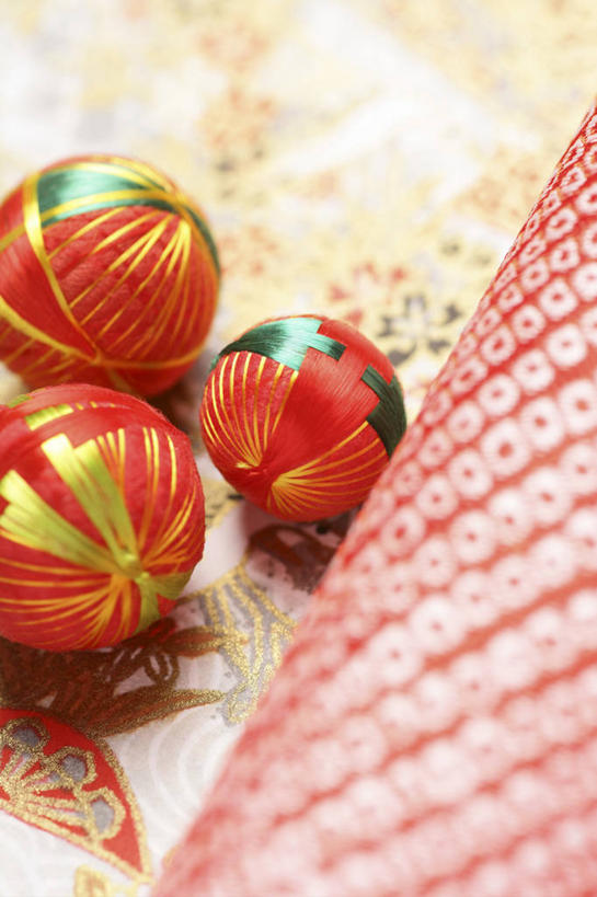 无人,竖图,俯视,室内,特写,白天,静物,阴影,节日,庆祝,装饰,反射,影子,文化,球,三个,红色,庆典,摄影,影棚,纪念,华丽,修饰,点缀,衬托,美观,雅致,雅观,彩图,高角度拍摄,影棚拍摄,拍摄,日本新年