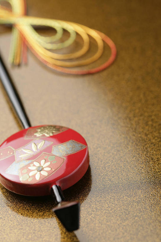 无人,竖图,俯视,室内,特写,白天,静物,阴影,节日,庆祝,艺术,装饰,反射,影子,手工艺品,艺术品,文化,黄色,工艺品,庆典,摄影,影棚,纪念,华丽,修饰,点缀,高雅,自信心,品位,衬托,美观,雅致,雅观,花纸绳,日本水引,日本水引绣,水引绣,彩图,高角度拍摄,影棚拍摄,拍摄,日本新年