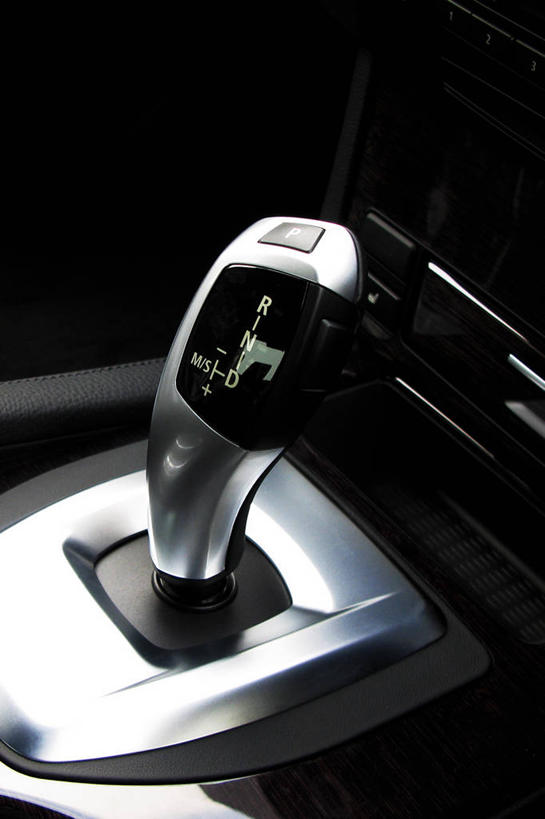 无人,竖图,室内,特写,白天,正面,汽车,静物,一辆,阴影,反射,工具,影子,车,黑色,交通工具,轿车,载具,变速杆,彩图,变速