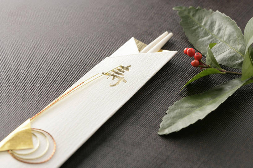 无人,横图,俯视,室内,特写,白天,植物,筷子,餐具,袋子,叶子,一双,阴影,黑色背景,反射,日文,标志,文字,纹理,影子,纸袋,字符,绿叶,文化,标识,传统,绿色,方便筷,嫩叶,摄影,冬青,影棚,希望,礼节,生命,礼仪,肌理,槲寄生,北寄生,桑寄生,柳寄生,黄寄生,冻青,寄生子,日语,丰饶,卫生筷,一次性筷子,叶,叶片,叶脉,进餐用具,彩图,高角度拍摄,影棚拍摄,拍摄