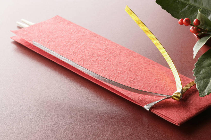 无人,横图,俯视,室内,特写,白天,植物,筷子,餐具,袋子,叶子,一双,阴影,红色背景,反射,纹理,影子,纸袋,绿叶,文化,传统,红色,绿色,方便筷,嫩叶,摄影,冬青,影棚,希望,礼节,生命,礼仪,肌理,槲寄生,北寄生,桑寄生,柳寄生,黄寄生,冻青,寄生子,丰饶,卫生筷,一次性筷子,叶,叶片,叶脉,进餐用具,彩图,高角度拍摄,影棚拍摄,拍摄