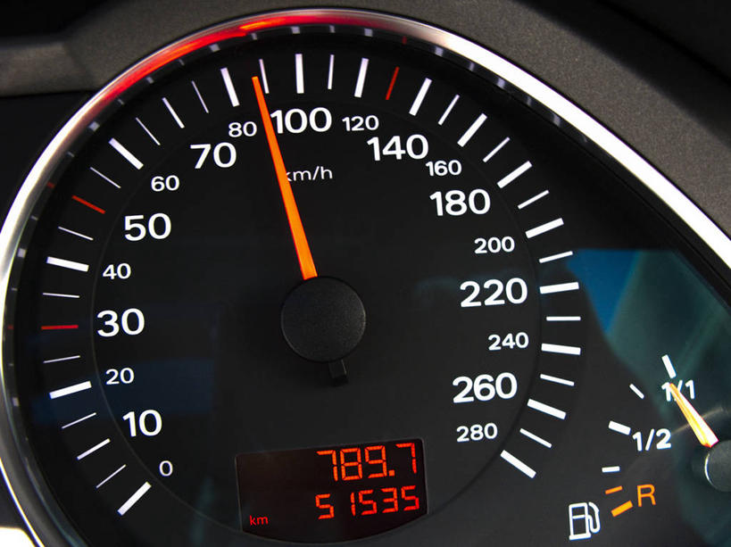 无人,横图,室内,特写,白天,正面,汽车,静物,一辆,圆形,标志,数字,图形,文字,圆,字符,指针,几何,标识,车,交通工具,轿车,阿拉伯数字,数学,载具,仪表盘,仪表,彩图,几何图形,平面图形,车速表