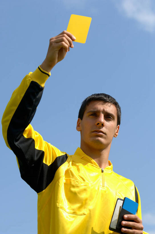 西方人,一个人,站,举,竖图,室外,白天,仰视,运动服,锻炼,旅游,度假,运动,欧洲,欧洲人,仅一个男性,仅一个人,裁判,握,阴影,服装,光线,影子,云,云朵,黄牌,警告,拿,云彩,拿着,注视,娱乐,仅一个年轻男性,衣服,黄色,蓝色,白云,蓝天,天空,阳光,天,观察,看,托,站着,享受,休闲,放松,警示,握着,服饰,晴朗,观看,禁止,提醒,察看,衣着,穿着,关注,提示,限制,室外运动,惩罚,户外运动,违规,犯规,衣饰,裁判员,评判员,危险,男人,男性,年轻男性,白种人,晴空,举起,举手,举着,向上举,向上伸,向上托,站立,半身,彩图,低角度拍摄,健身,领导者,组织者,运动装