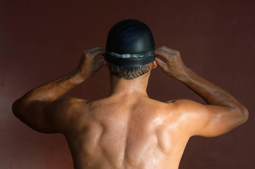 西方人,肌肉,健壮,一个人,运动员,站,横图,室内,白天,帽子,欧洲,欧洲人,仅一个男性,仅一个人,一副,阴影,红色背景,泳帽,反射,眼镜,影子,泳镜,裸露,仅一个年轻男性,背面,黑色,游泳眼镜,站着,健康,活力,力量,摄影,影棚,青春,强壮,游泳帽,裸,游泳运动员,男人,男性,年轻男性,白种人,体育运动员,运动选手,站立,半身,彩图,影棚拍摄,拍摄