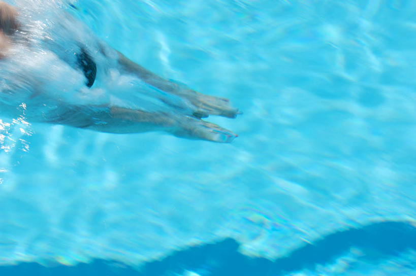 游泳,东方人,一个人,运动员,体育馆,游泳池,举,横图,俯视,室外,白天,锻炼,旅游,度假,运动,水,亚洲,仅一个年轻女性,仅一个女性,仅一个人,阴影,朦胧,模糊,光线,影子,水池,水面,黄种人,娱乐,泳池,蓝色,阳光,托,享受,休闲,放松,游泳馆,室外运动,户外运动,游泳运动员,泅水,拍浮,年轻女性,女人,女性,亚洲人,体育运动员,运动选手,举起,举手,举着,向上举,向上伸,向上托,半身,彩图,高角度拍摄,健身