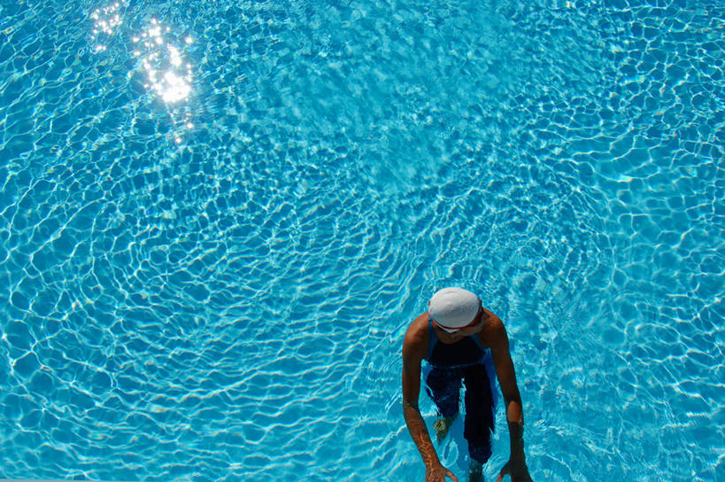 东方人,一个人,运动员,体育馆,游泳池,站,横图,俯视,室外,白天,泳装,锻炼,旅游,度假,运动,水,帽子,亚洲,仅一个年轻女性,仅一个女性,仅一个人,阴影,泳帽,光线,眼镜,影子,泳镜,水池,水面,注视,黄种人,娱乐,泳池,蓝色,阳光,游泳眼镜,观察,看,站着,享受,休闲,放松,观看,察看,游泳馆,关注,室外运动,游泳帽,户外运动,游泳运动员,连体泳衣,年轻女性,女人,女性,亚洲人,体育运动员,运动选手,站立,半身,彩图,高角度拍摄,泳衣,健身