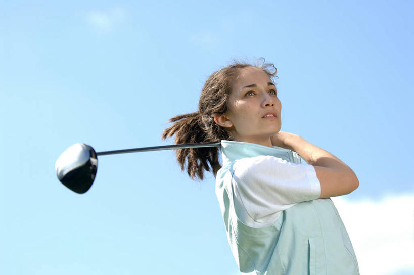 西方人,一个人,站,横图,室外,白天,仰视,锻炼,旅游,度假,安全,运动,欧洲,欧洲人,仅一个年轻女性,仅一个女性,仅一个人,握,阴影,服装,光线,高尔夫,高尔夫球,影子,云,云朵,防护,拿,云彩,拿着,注视,休闲装,娱乐,衣服,蓝色,白云,蓝天,天空,阳光,手套,天,观察,看,站着,享受,休闲,休闲服,放松,握着,服饰,晴朗,观看,保护,察看,高尔夫球杆,关注,室外运动,保险,户外运动,高尔夫运动,高尔夫球具,保全,周全,安稳,安定,防护手套,平安,高尔夫球运动,年轻女性,女人,女性,白种人,晴空,站立,半身,彩图,低角度拍摄,健身,高尔夫手套