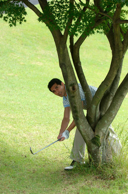 西方人,一个人,站,竖图,室外,白天,正面,锻炼,旅游,度假,安全,运动,草地,草坪,植物,欧洲,欧洲人,仅一个男性,仅一个人,弯腰,握,服装,高尔夫,高尔夫球,球场,防护,拿,拿着,注视,休闲装,娱乐,高尔夫球场,草,树,树木,仅一个年轻男性,衣服,绿色,自然,手套,观察,看,站着,享受,休闲,休闲服,放松,握着,服饰,生长,成长,观看,保护,察看,高尔夫球杆,关注,室外运动,保险,绿茵场,户外运动,高尔夫运动,高尔夫球具,保全,周全,安稳,安定,弯身,防护手套,平安,高尔夫球运动,男人,男性,年轻男性,白种人,站立,彩图,全身,健身,高尔夫手套