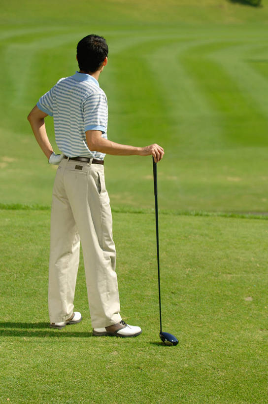 西方人,一个人,站,竖图,室外,白天,锻炼,旅游,度假,安全,运动,草地,草坪,植物,欧洲,欧洲人,仅一个男性,仅一个人,握,阴影,服装,光线,高尔夫,高尔夫球,影子,球场,防护,拿,拿着,休闲装,娱乐,手叉腰,高尔夫球场,草,仅一个年轻男性,背面,衣服,绿色,阳光,手套,叉腰,站着,享受,休闲,休闲服,放松,握着,服饰,保护,高尔夫球杆,室外运动,保险,绿茵场,户外运动,高尔夫运动,高尔夫球具,保全,周全,安稳,安定,防护手套,平安,高尔夫球运动,男人,男性,年轻男性,白种人,站立,彩图,全身,健身,高尔夫手套