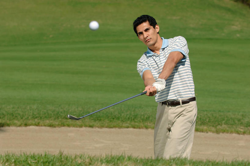 西方人,一个人,站,横图,室外,白天,正面,锻炼,旅游,度假,安全,运动,草地,草坪,植物,欧洲,欧洲人,仅一个男性,仅一个人,握,服装,高尔夫,高尔夫球,球场,防护,拿,拿着,注视,休闲装,娱乐,高尔夫球场,草,树,树木,仅一个年轻男性,衣服,绿色,自然,手套,观察,看,站着,享受,休闲,休闲服,放松,握着,服饰,生长,成长,观看,保护,察看,高尔夫球杆,关注,室外运动,保险,绿茵场,户外运动,高尔夫运动,高尔夫球具,保全,周全,安稳,安定,防护手套,平安,高尔夫球运动,男人,男性,年轻男性,白种人,站立,半身,彩图,健身,高尔夫手套