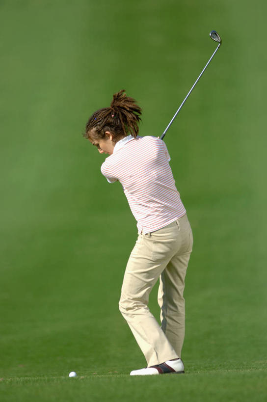 西方人,一个人,站,竖图,室外,白天,侧面,锻炼,旅游,度假,安全,运动,草地,草坪,植物,欧洲,欧洲人,仅一个年轻女性,仅一个女性,仅一个人,握,服装,高尔夫,高尔夫球,球场,防护,拿,拿着,注视,休闲装,娱乐,高尔夫球场,草,树,树木,衣服,绿色,自然,手套,观察,看,站着,享受,休闲,休闲服,放松,握着,服饰,生长,成长,观看,保护,察看,高尔夫球杆,关注,室外运动,保险,绿茵场,户外运动,高尔夫运动,高尔夫球具,保全,周全,安稳,安定,防护手套,平安,高尔夫球运动,年轻女性,女人,女性,白种人,站立,彩图,全身,健身,高尔夫手套