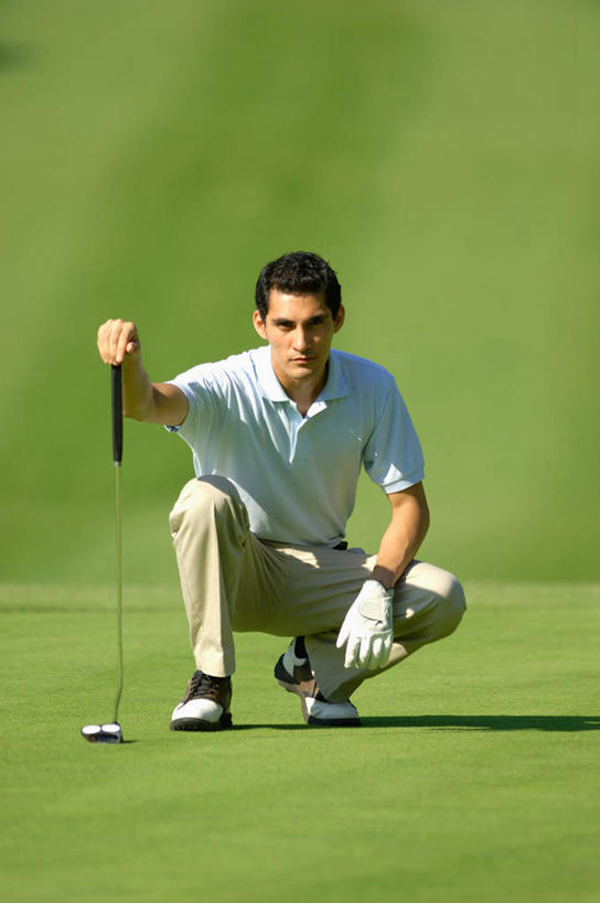 西方人,一个人,蹲,竖图,室外,白天,正面,锻炼,旅游,度假,安全,运动,草地,草坪,植物,欧洲,欧洲人,仅一个男性,仅一个人,握,阴影,服装,朦胧,模糊,光线,高尔夫,高尔夫球,影子,球场,防护,拿,拿着,注视,休闲装,娱乐,高尔夫球场,草,树,树木,仅一个年轻男性,衣服,绿色,阳光,自然,手套,观察,看,享受,休闲,休闲服,放松,握着,服饰,生长,成长,观看,保护,察看,高尔夫球杆,关注,室外运动,保险,绿茵场,户外运动,高尔夫运动,高尔夫球具,保全,周全,安稳,安定,防护手套,平安,高尔夫球运动,男人,男性,年轻男性,白种人,蹲着,彩图,全身,健身,高尔夫手套